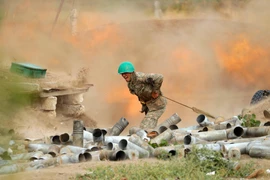 Lực lượng Armenia bắn đạn pháo nhằm vào các vị trí của quân đội Azerbaijan tại khu vực tranh chấp Nagorny-Karabakh. (Ảnh: AFP/TTXVN)