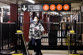 Người dân đeo khẩu trang phòng dịch COVID-19 tại ga tàu điện ngầm ở Manhattan thuộc New York, Mỹ ngày 5/3/2020. (Ảnh: THX/TTXVN)