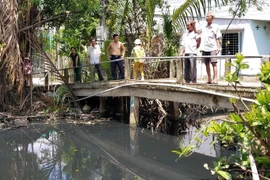 Người dân ấp 1 bức xúc vì nước kênh Xáng bị ô nhiễm đã lâu nhưng không được giải quyết. (Ảnh: Trần Thị Thu Hiền/TTXVN)