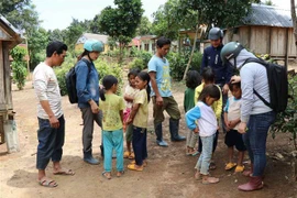 [Video] Đến từng bản, rà từng nhà vận động học sinh đến lớp