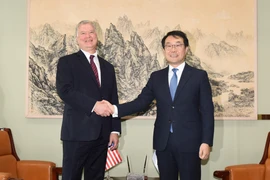 Đặc phái viên Mỹ về Triều Tiên Stephen Biegun (trái) và người đồng cấp Hàn Quốc Lee Do-hoon (phải) tại cuộc gặp ở Seoul ngày 21/8/2019. (Ảnh: Yonhap/TTXVN)