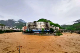 Nước sông dâng cao do mưa lũ tại Trùng Khánh, Trung Quốc. (Ảnh: THX/TTXVN)