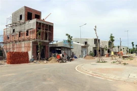 Những ngôi nhà mới đang được hoàn thiện ở Khu tái định cư phía bắc Hương Sơ. (Ảnh: Đỗ Trưởng/TTXVN)