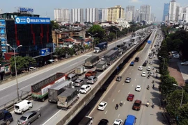 Đường vành đai 3 trên cao, ùn tắc giao thông dù chưa hết thời hạn giãn cách xã hội. (Ảnh: Danh Lam/TTXVN)