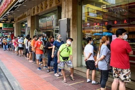 Người dân đeo khẩu trang phòng lây nhiễm COVID-19 tại Bangkok, Thái Lan. (Ảnh: AFP/TTXVN)