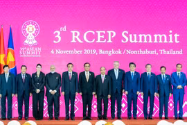 Lãnh đạo các nước thành viên Hiệp định Đối tác Kinh tế Toàn diện khu vực (RCEP) chụp ảnh chung tại Hội nghị thượng đỉnh RCEP lần thứ 3 ở Bangkok, Thái Lan, ngày 4/11/2019. (Ảnh: AFP/TTXVN)