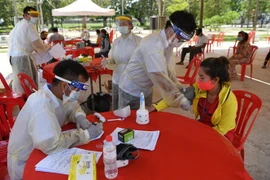 Kiểm tra sức khỏe các lao động nhập cư nhằm ngăn chặn sự lây lan của dịch COVID-19 tại Phnom Penh, Campuchia. (Ảnh: AFP/TTXVN)