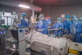 Bệnh nhân nhiễm COVID-19 được điều trị tại bệnh viện ở Vũ Hán, tỉnh Hồ Bắc, Trung Quốc ngày 19/3/2020. (Ảnh: THX/TTXVN)