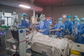 Bệnh nhân nhiễm COVID-19 được điều trị tại bệnh viện ở Vũ Hán, tỉnh Hồ Bắc, Trung Quốc ngày 19/3/2020. (Ảnh: THX/TTXVN)