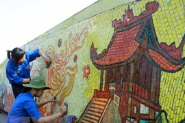 Các đoàn viên tham gia làm vệ sinh môi trường Con đường gốm sứ. (Ảnh: Đình Trân/TTXVN)