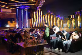 Đột kích quán karaoke lúc rạng sáng, 30 người dương tính với ma túy