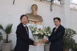 Dâng hoa tưởng nhớ Chủ tịch Hồ Chí Minh tại đại lộ Hồ Chí Minh, thủ đô Alger nhân dịp Kỷ niệm 130 năm ngày sinh của Người tại khuôn viên Đại sứ quán Việt Nam tại Algeria, ngày 19/5/2020 tại thủ đô Algiers. (Ảnh: Tấn Đạt/TTXVN)