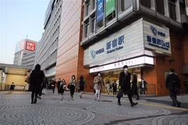 Người dân di chuyển trên đường phố tại Tokyo, Nhật Bản. (Ảnh: THX/TTXVN)