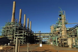 Một cơ sở lọc dầu ở Ras Lanuf, Libya. (Ảnh: AFP/TTXVN)