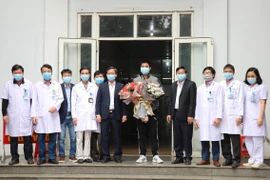 Lãnh đạo Sở Y tế tỉnh Ninh Bình và tập thể lãnh đạo Bệnh viện Đa khoa tỉnh Ninh Bình chúc mừng bệnh nhân được xuất viện. (Ảnh: Đức Phương/TTXVN)