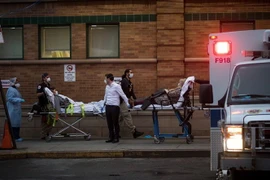 Chuyển bệnh nhân nhiễm COVID-19 tới trung tâm y tế ở Brooklyn, New York, Mỹ. (Ảnh: THX/TTXVN)