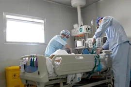 Nhân viên y tế điều trị cho bệnh nhân COVID-19 tại bệnh viện ở Trịnh Châu, tỉnh Hà Nam, Trung Quốc. (Ảnh: THX/ TTXVN)