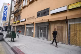 Các cửa hàng kinh doanh đóng cửa do dịch COVID-19 tại Los Angeles, Mỹ. (Ảnh: AFP/TTXVN)
