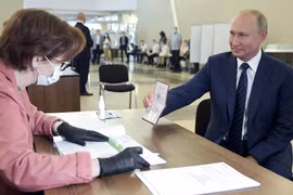 Tổng thống Nga Vladimir Putin đến bỏ phiếu tại một trạm bỏ phiếu ở Moskva. (Nguồn: AP)