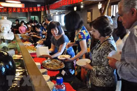 Ẩm thực Việt được ưa thích trong tiệc trà giao lưu thường niên tại Lào