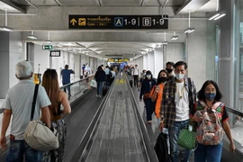 Hành khách đeo khẩu trang phòng lây nhiễm COVID-19 tại sân bay Suvarnabhumi ở Bangkok, Thái Lan. (Ảnh: AFP/TTXVN)