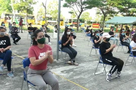 Công dân đã hoàn thành nhiệm vụ cách ly y tế tập trung. (Ảnh: Hữu Trung/TTXVN)