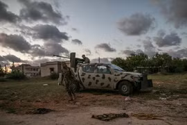 Lực lượng Chính phủ đoàn kết dân tộc Libya (GNA) trong cuộc giao tranh với lực lượng quân đội quốc gia Libya tại Tripoli, Libya. (Ảnh: THX/TTXVN)