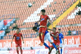Một pha tranh bóng của cầu thủ Hải Phòng. (Ảnh: An Đăng/TTXVN)