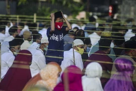 Các tín đồ Hồi giáo tham dự một buổi cầu nguyện ở Tây Java, Indonesia. (Ảnh: THX/TTXVN)