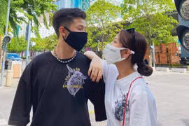 Sao Việt đeo khẩu trang "nhắc khéo" mọi người không nên chủ quan