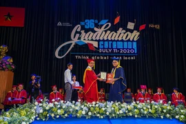 Viện sỹ, Phó Giáo sư-Tiến sỹ Nguyễn Ngọc Điện - Hiệu trưởng trường Đại học Hoa Sen đọc diễn văn và trao bằng cho Tân khoa Lương Hoàng Phú, Thủ khoa ngành Quản trị dịch vụ du lịch và lữ hành.