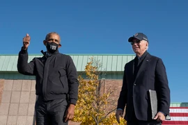 Cựu Tổng thống Mỹ Barack Obama (trái) và ứng cử viên Tổng thống của Đảng Dân chủ Joe Biden (phải) tại cuộc vận động tranh cử ở bang Michigan ngày 31/10/2020. (Ảnh: AFP/TTXVN)