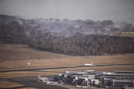 Khói bốc lên từ đám cháy rừng tại khu vực giữa Canberra và Queanbeyan của Australia ngày 22/1/2020. (Ảnh: THX/TTXVN)