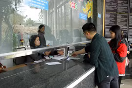 Khách du lịch đến tham quan di sản thiên nhiên thế giới vườn quốc gia Phong Nha- Kẻ Bàng mua vé tại quầy. (Ảnh: Văn Tý/TTXVN)