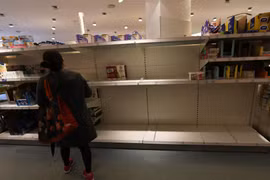 Kệ hàng hóa trống trơn tại siêu thị ở Frankfurt, Đức, ngày 9/3/2020, trong bối cảnh dịch COVID-19 lan rộng. (Ảnh: THX/TTXVN)