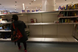 Kệ hàng hóa trống trơn tại siêu thị ở Frankfurt, Đức, ngày 9/3/2020, trong bối cảnh dịch COVID-19 lan rộng. (Ảnh: THX/TTXVN)