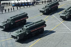 Hệ thống phòng thủ tên lửa S-400 trong lễ duyệt binh tháng 5/2019. (Nguồn: Sputnik)