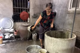 Nguồn nước sinh hoạt của hàng nghìn hộ dân xã Đô Thành hiện nay chủ yếu từ nước mưa và nước giếng khoan. (Ảnh: Tá Chuyên/TTXVN)