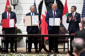 (Từ trái sang): Ngoại trưởng Bahrain Abdullatif al-Zayani, Thủ tướng Israel Benjamin Netanyahu, Tổng thống Mỹ Donald Trump và Ngoại trưởng UAE Abdullah bin Zayed Al-Nahyan tại lễ ký thỏa thuận bình thường hóa quan hệ ở Nhà Trắng, Washington DC., Mỹ ngày 1