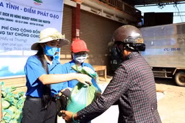 Điểm ATM gạo nghĩa tình tại buôn EaSang, xã Ea H’Đing, huyện Cư M’Gar, tỉnh Đắk Lắk đưa gạo đến người nghèo, người có hoàn cảnh khó khăn vùng sâu vùng xa, vùng đông đồng bào dân tộc thiểu số. (Ảnh: Hoài Thu/TTXVN)
