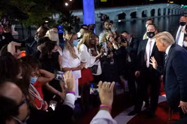 Tổng thống Mỹ Donald Trump gặp gỡ các diễn giả sau buổi chất vấn của cử tri tại Miami, bang Florida tối 15/10/2020. (Ảnh: AFP/TTXVN)