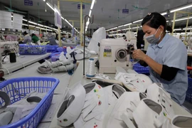 May giày xuất khẩu tại Công ty Trách nhiệm hữu hạn hóa dệt Hà Tây, xã Cam Thượng, Ba Vì, Hà Nội. (Ảnh: Trần Việt/TTXVN)