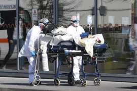 Chuyển nạn nhân COVID-19 tại Trường Đại học Strasbourg, Pháp ngày 16/3/2020. (Ảnh: AFP/TTXVN)