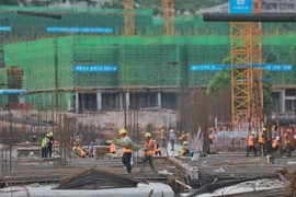 Công nhân làm việc tại một công trường xây dựng ở tỉnh Quý Châu, Trung Quốc. (Ảnh: THX/TTXVN)