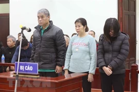 Từ trái qua phải, các bị cáo gồm: tài xế Doãn Quý Phiến, nhân viên giám sát trên xe Nguyễn Bích Quy và Nguyễn Thị Bích Thủy (giáo viên chủ nhiệm lớp 1 Tokyo, Trường Gateway). (Ảnh: Doãn Tấn/TTXVN)