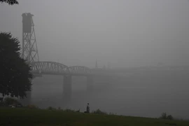 Khói mù do lửa cháy rừng bao phủ ở Portland, Oregon ngày 14/9/2020. (Ảnh: AFP/TTXVN)