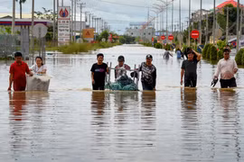Cảnh ngập lụt tại ngoại ô Phnom Penh, Campuchia,. (Ảnh: AFP/TTXVN)