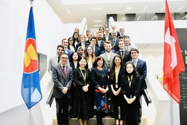 Đại sứ Lê Linh Lan (đứng giữa hàng đầu tiên). (Ảnh do Đại sứ quán Việt Nam tại Thụy Sĩ cung cấp)