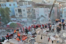 Lực lượng cứu hộ tìm kiếm nạn nhân dưới đống đổ nát sau trận động đất tại tỉnh Izmir, miền Tây Thổ Nhĩ Kỳ ngày 31/10/2020. (Ảnh: THX/TTXVN)