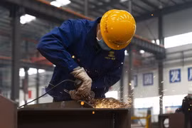 Công nhân làm việc tại nhà máy ở Tương Dương, tỉnh Hồ Bắc, Trung Quốc. (Ảnh: THX/TTXVN)